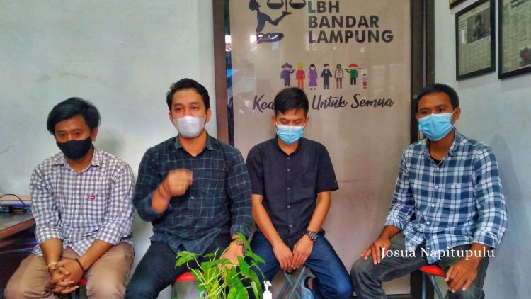 Direktur LBH Bandar Lampung Sumaindra Jarwadi (kanan) dalam konferensi pers pada 19 April 2021 lalu terkait sanksi DO dan Skorsing mahasiswa Universitas Teknokrat Indonesia Lampung. Foto: Josua Napitupulu